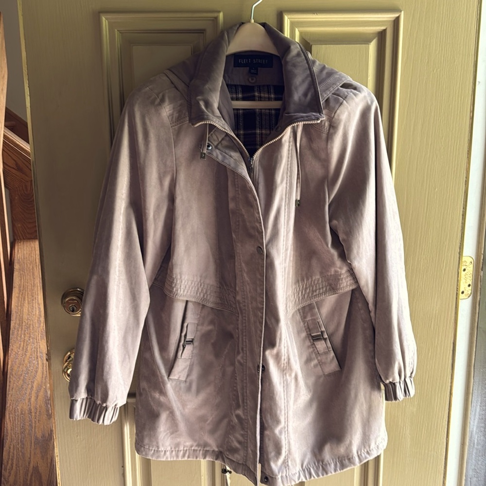 Fleet Street means large jacket with detachable hood and lining.